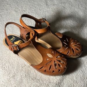 Hasbeens, Cutout Clogs